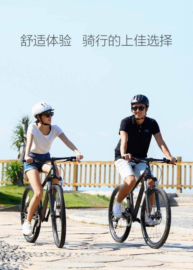 Девушка и парень на велосипедах Xiaomi QiCycle